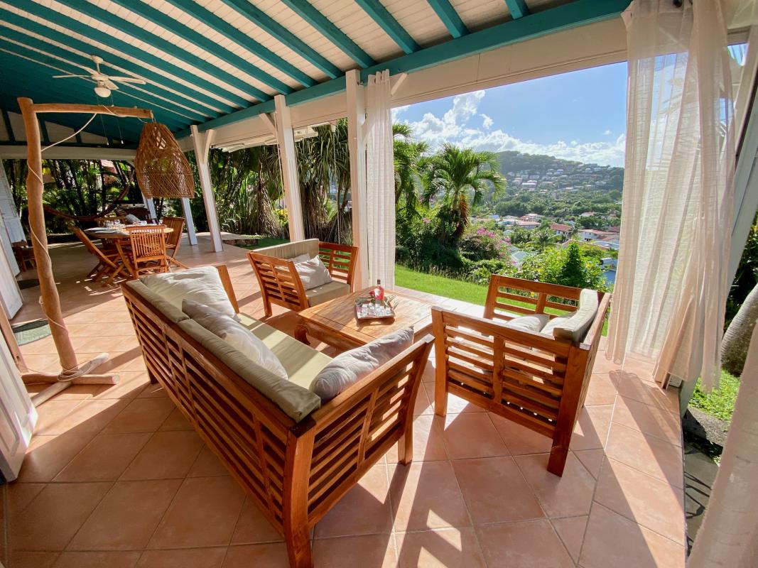 varangue-couverte-salon-de-jardin-vue-mer-martinique (1)